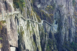 Footpath along rock face, White Cloud scenic area, Huang Shan (Yellow Mountain)