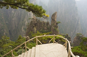 Footpath, Xihai (West Sea) Valley, Mount Huangshan (Yellow Mountain), UNESCO World Heritage Site