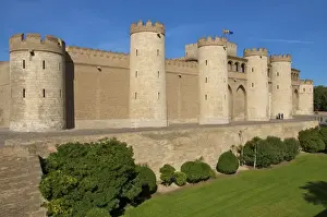 Fortified walls and towers of the Aljaferia palace dating from the 11th century, Saragossa (Zaragoza), Aragon, Spain, Europe