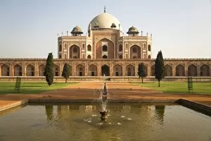 Images Dated 25th March 2008: A fountain in the garden of the Mughal emperor Humayans Tomb, UNESCO World Heritage Site