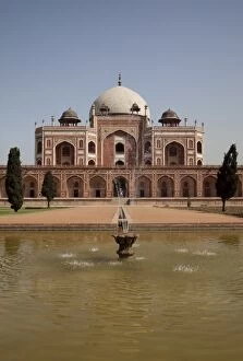 Images Dated 4th April 2009: Fountain, Humayuns Tomb, UNESCO World Heritage Site, Delhi, India, Asia
