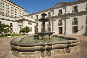 Images Dated 18th February 2005: A fountain in an inner courtyard of the Palacio de La Moneda, formerly a colonial mint