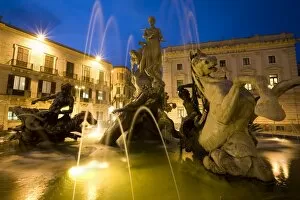 Fountain of the Nymph Arethusa in Piazza Archimede, Siracusa, Sicily, Italy, Europe