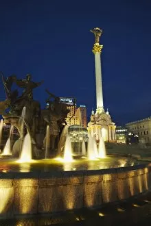 Fountain and statue in Independence Square (Maydan Nezalezhnosti), Kiev, Ukraine, Europe