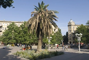 Images Dated 18th June 2008: Fountains Square, the main open area in the middle of the city, Baku, Azerbaijan