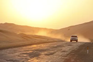 Images Dated 30th October 2009: Four-wheel drive in Liwa desert, Abu Dhabi, United Arab Emirates, Middle East