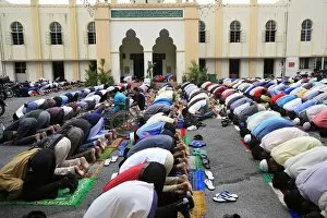 Images Dated 17th February 2006: Friday prayers, Masjid Kampung Mosque, Kuala Lumpur, Malaysia, Southeast Asia