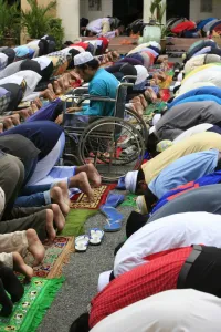 Images Dated 17th February 2006: Friday prayers, Masjid Kampung Mosque, Kuala Lumpur, Malaysia, Southeast Asia, Asia
