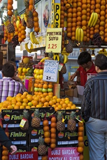 Images Dated 30th May 2008: Fruit juice shop in Istanbul, Turkey, Europe