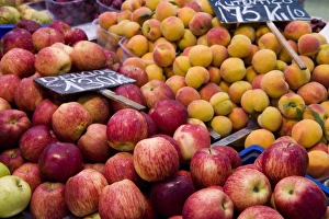 Images Dated 26th June 2007: Fruit for sale