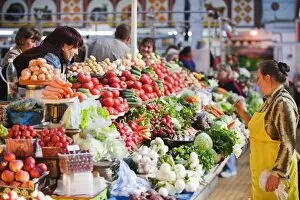 Images Dated 5th June 2009: Fruit and vegetable stands, Bessarabsky Rynok market, Kiev, Ukraine, Europe