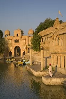 Images Dated 24th November 2007: Gadi Sagar, Jaisalmer, Western Rajasthan, India, Asia