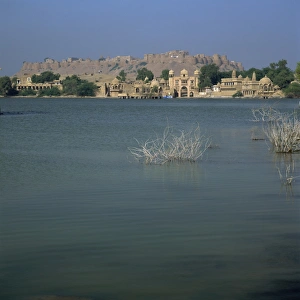 Images Dated 6th February 2008: Gadi Sagar tank, Thar Desert, Jaisalmer, Rajasthan state, India, Asia