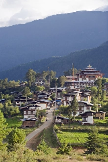 Images Dated 30th September 2009: Gangtey Gompa (Monastery), Phobjikha Valley, Bhutan, Himalayas, Asia