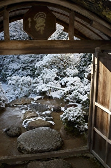 Kyoto Gallery: Gate on snowy Japanese garden, Okochi-sanso villa, Kyoto, Japan, Asia
