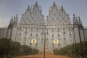 Images Dated 23rd March 2008: The gates of the Rashtrapati Bhavan, the official residence of the President of India