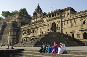 Hindu Prints: The ghats on the Narmada River at the Ahilya Fort and Temples