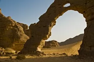 Images Dated 8th April 2010: Giant Arch, Tikoubaouine, Southern Algeria, North Africa, Africa