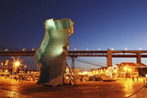 Bizarre Prints: Giant Portugal shaped swimming pool