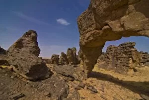 Images Dated 6th April 2010: Giant rock arch in the region of Tasset, 250 km north of Djanet, Southern Algeria