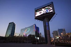 Images Dated 6th December 2007: A giant television screen and The Sinosteel building in Zhongguancun, Chinas biggest computer