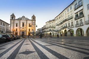 Paving Prints: Giraldo Square (Praca do Giraldo) and St. Antons church in the historic centre