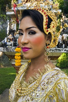 Girl in traditional Thai clothes