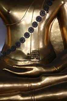 Images Dated 5th August 2006: Golden Buddha at Wat Po, Bangkok, Thailand, Southeast Asia