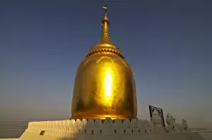 Images Dated 28th December 2007: Golden stupa in Bagan, Myanmar, Asia