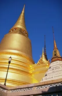 Images Dated 7th December 2006: Golden Stupas at Wat Phra Kao, Bangkok, Thailand