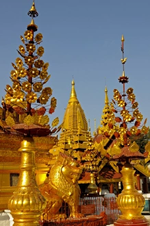 Images Dated 27th December 2007: The golden Temples in Bagan, Myanmar, Asia