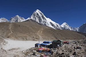 Gorak Shep lodges, Kala Pattar and Pumori, 7165m, Solu Khumbu Everest Region