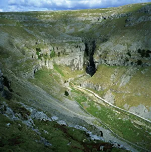 Images Dated 10th April 2008: Gordale Scar, Yorkshire Dales National Park, North Yorkshire, England, United Kingdom