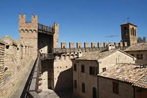 Images Dated 5th July 2006: Gradara, old town, city wall, Adriatic coast, Emilia-Romagna, Italy, Europe