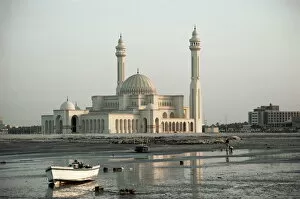 Images Dated 2nd January 2000: Grand Mosque, Bahrain, Middle East