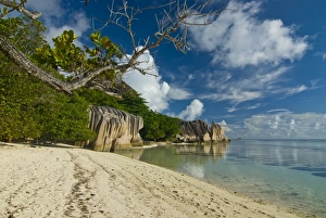 Images Dated 29th October 2006: Granite rocks at world famous beach of Anse Source d Argent, La Digue