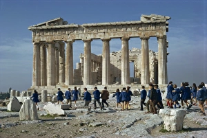 Athen Prints: Greek schoolchildren before the Parthenon