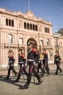 Images Dated 2nd January 2008: Guards marching in front of Casa Rosada, Buenos Aires, Argentina, South America