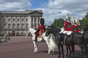 Guards Prints: Guards Officer and escort awaiting Guards detachments outside Buckingham Palace, London
