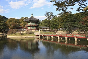 Images Dated 8th October 2009: Gyeongbokgung Palace (Palace of Shining Happiness), Seoul, South Korea, Asia