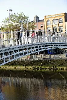 Images Dated 28th October 2009: Ha penny Bridge on the Liffey River, Dublin, Republic of Ireland, Europe