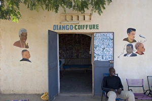 Haidresser, Segou city, on the bank of the river Niger, Mali, Africa