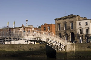 Half Penny Bridge (Ha Penny Bridge) over Liffey River