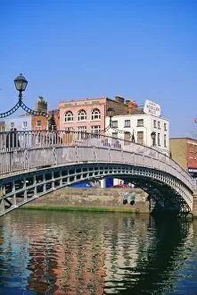 Images Dated 7th August 2008: Halfpenny Bridge and River Liffey