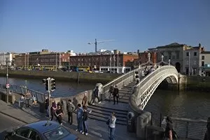 Images Dated 17th April 2010: Halfpenny Bridge, River Liffey, Dublin, Republic of Ireland, Europe