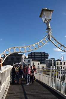 Images Dated 25th August 2007: Halfpenny Bridge over River Liffey, Dublin, Republic of Ireland, Europe
