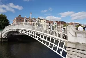 Images Dated 25th August 2007: Halfpenny Bridge over River Liffey, Dublin, Republic of Ireland, Europe