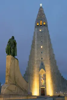 The Hallgrims Church with a statue of Leif Erikson in the foreground lit up at night