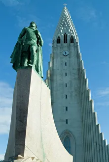 Iceland Gallery: Hallgrimskirka with statue of Leifer Eiriksson