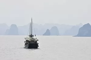 Images Dated 16th December 2009: Halong Bay, UNESCO World Heritage Site, Vietnam, Indochina, Southeast Asia, Asia